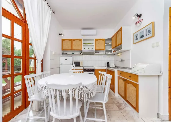 - Balaton 18099 * Balatonberény